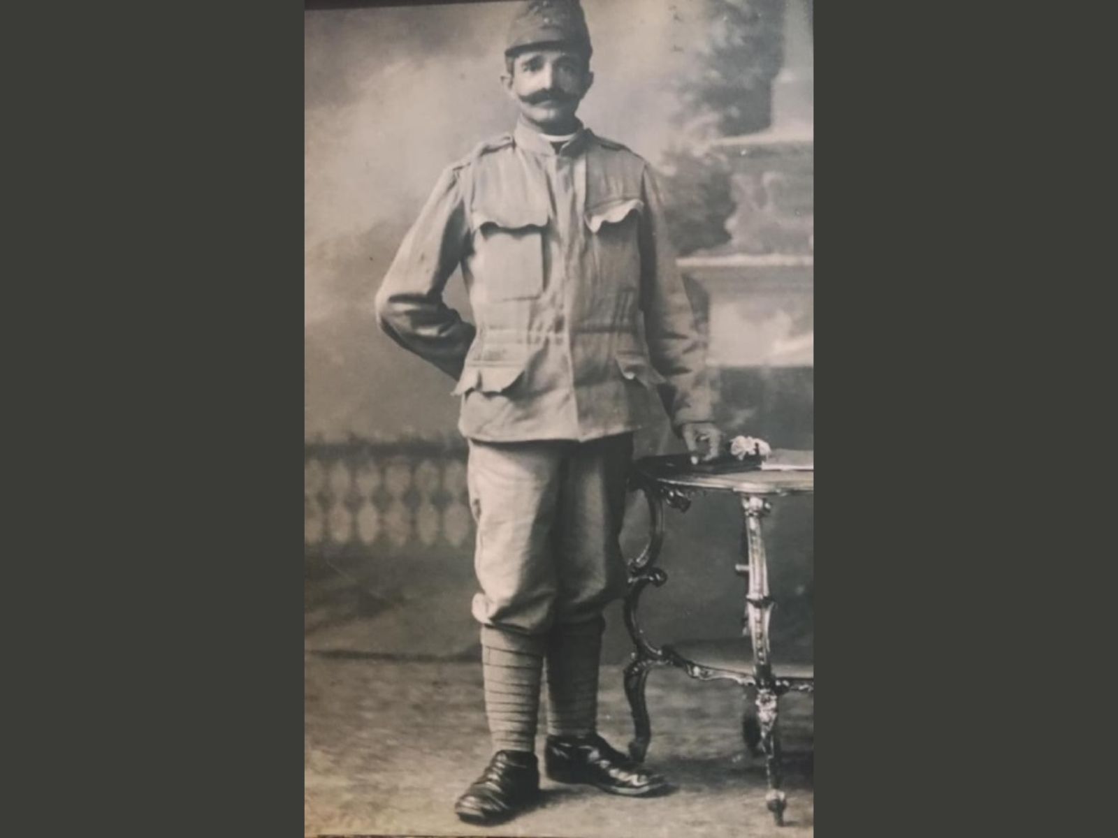 A Császári és Királyi Hadsereg katonája az 1900-as évek elejéről. A kép a Székely Határőr Emlékközpont Állandó Történelmi Kiállítás 10-es termének falát díszíti (Szépvíz, Szentmihályi út 18., Hargita megye, Románia). A szerző saját felvétele, az emlékközpont engedélyével
